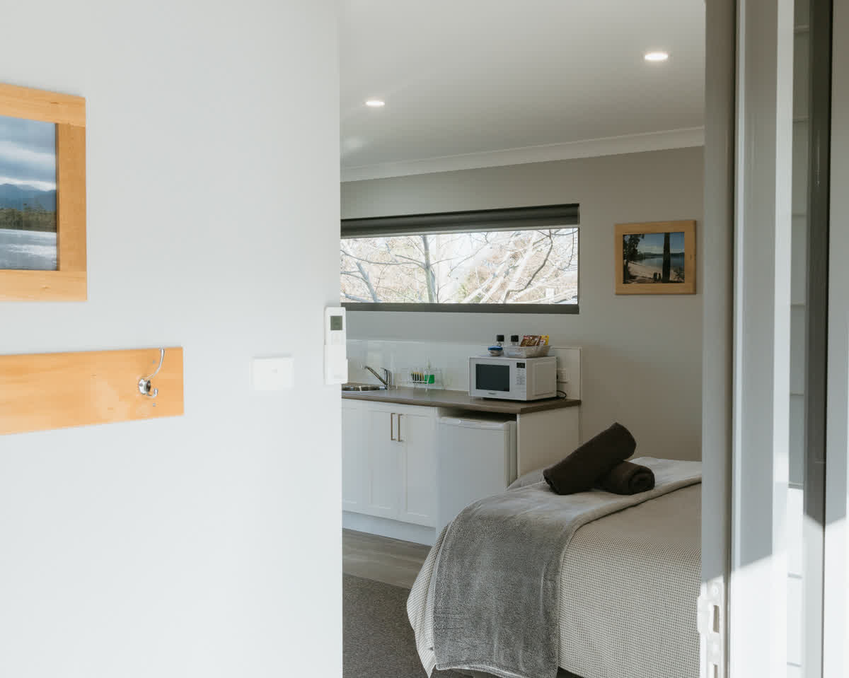 Huon River View Suite - Gallery Image 1