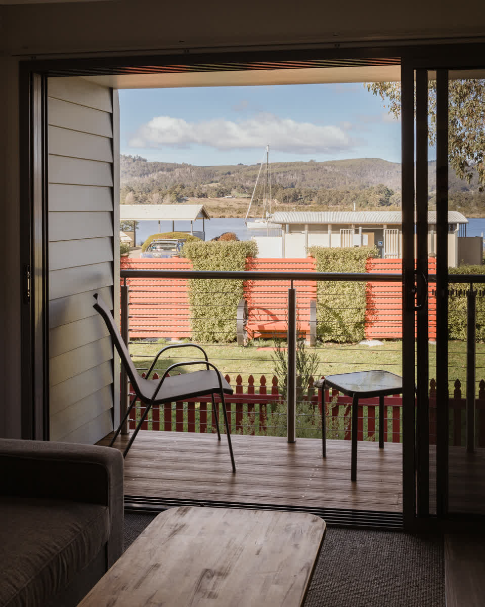 Huon River View Suite - Gallery Image 11