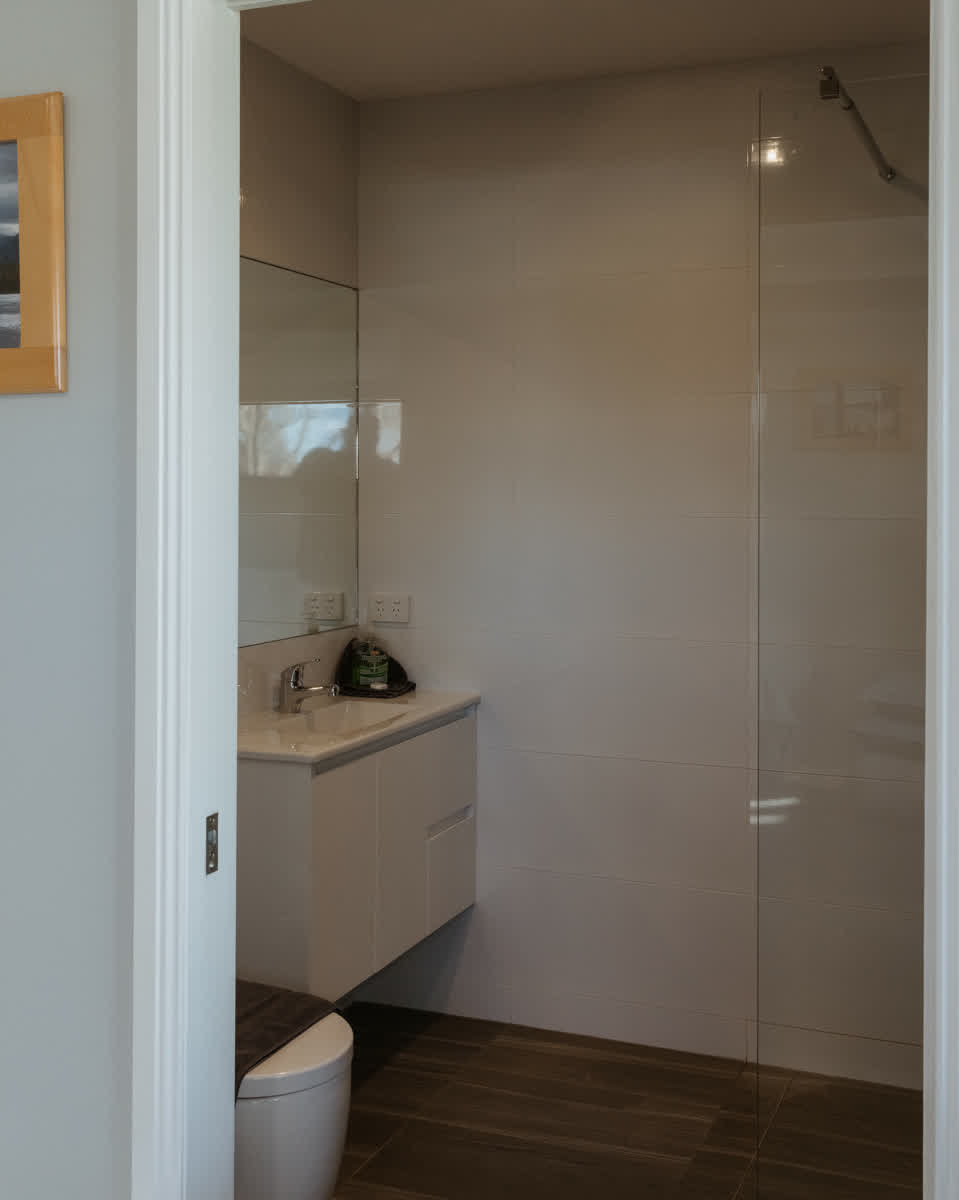 Huon River View Suite - Gallery Image 12