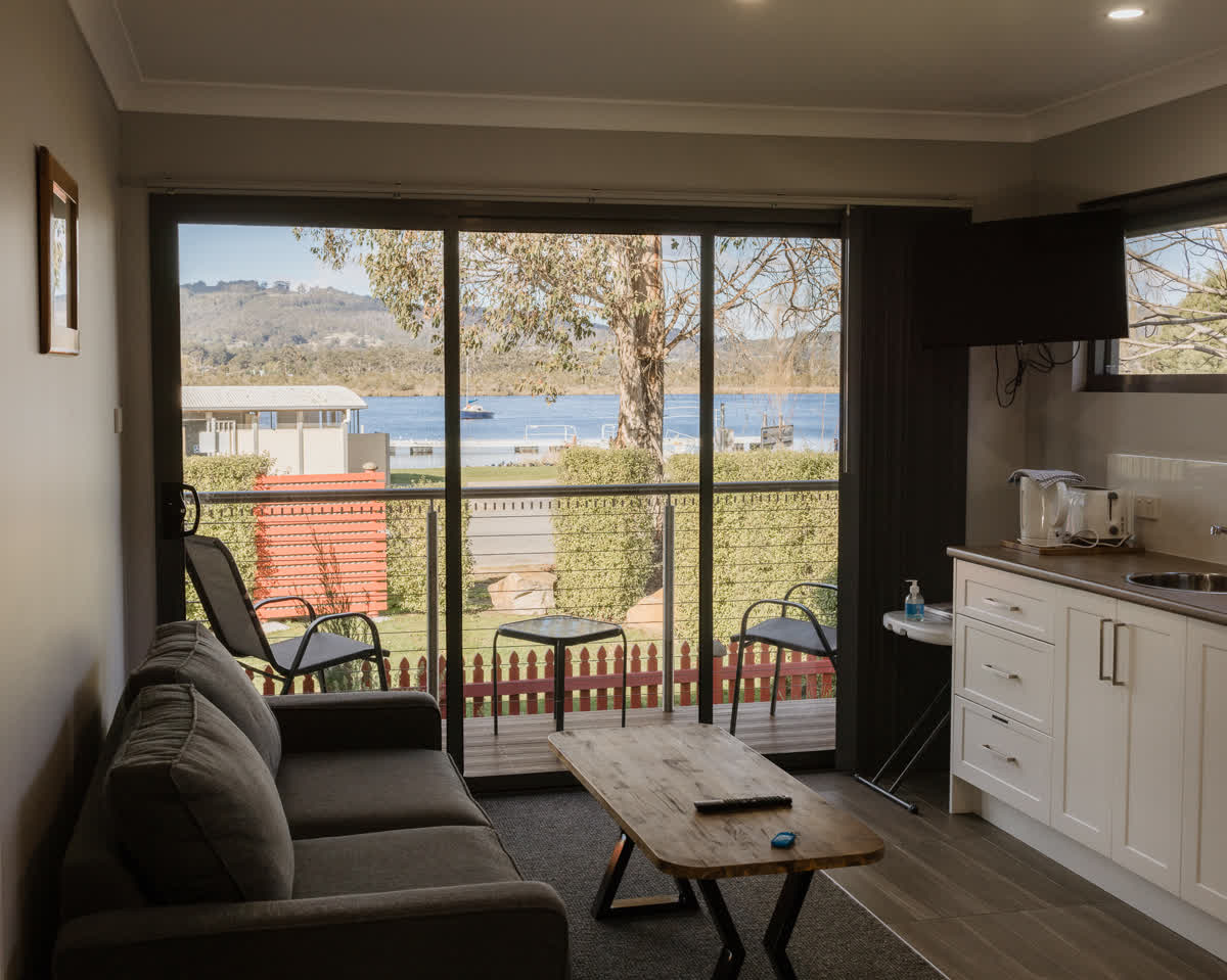 Huon River View Suite - Gallery Image 6