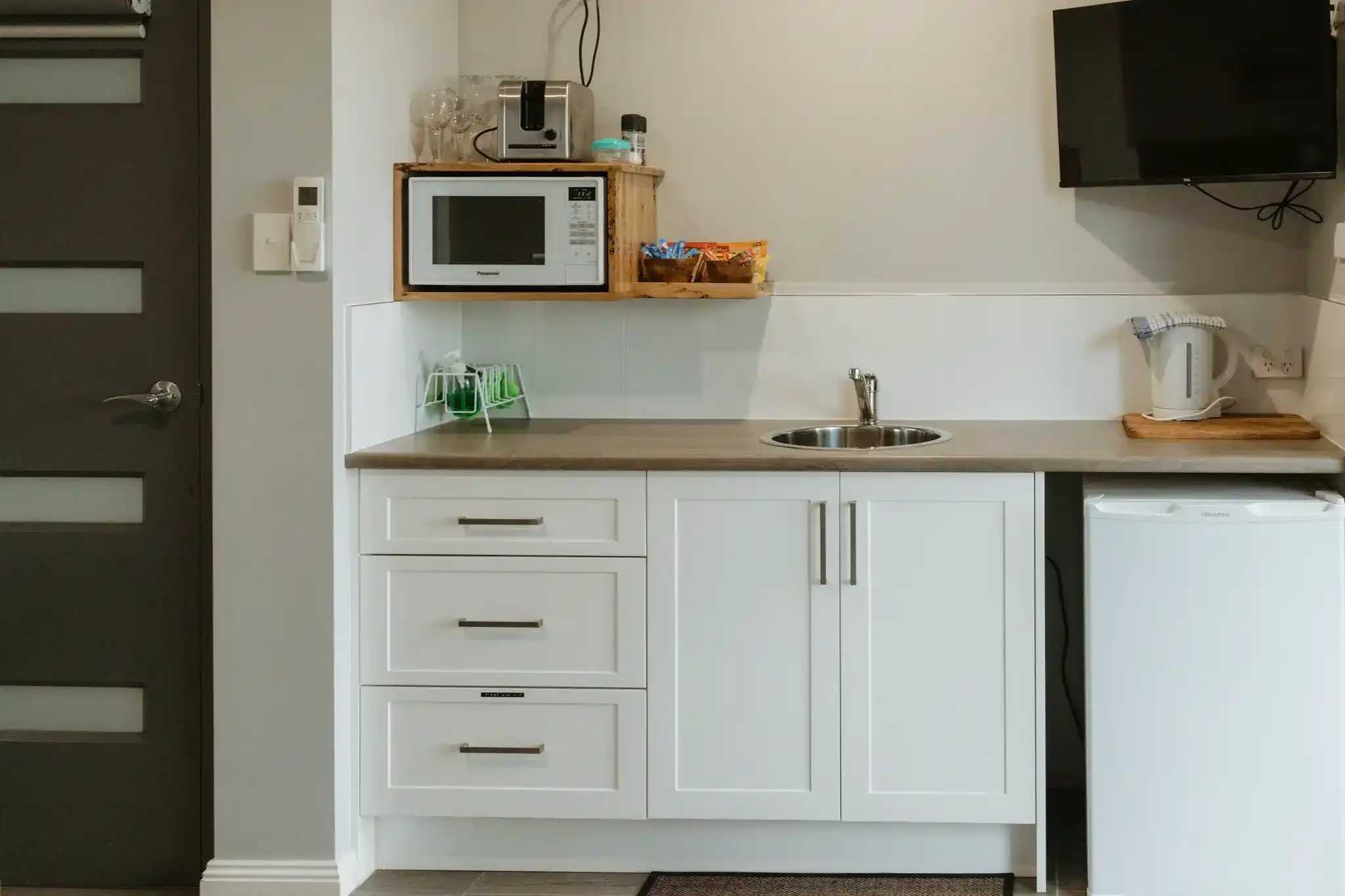 Boat Reflections hotel and Franklin surrounds in Tasmania's Huon Valley. Image by Josh Withers, Tasmanian wedding celebrant.
