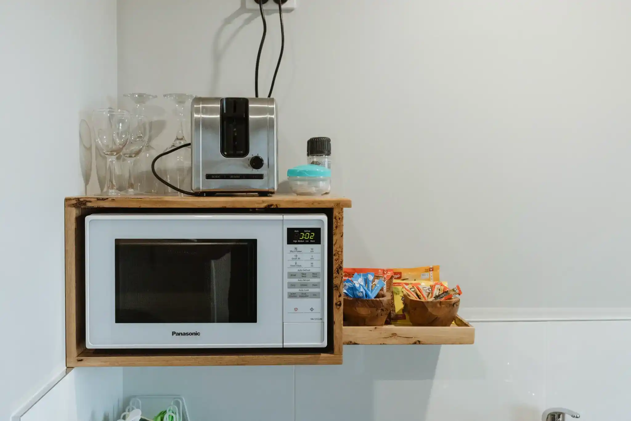 Boat Reflections hotel and Franklin surrounds in Tasmania's Huon Valley. Image by Josh Withers, Tasmanian wedding celebrant.